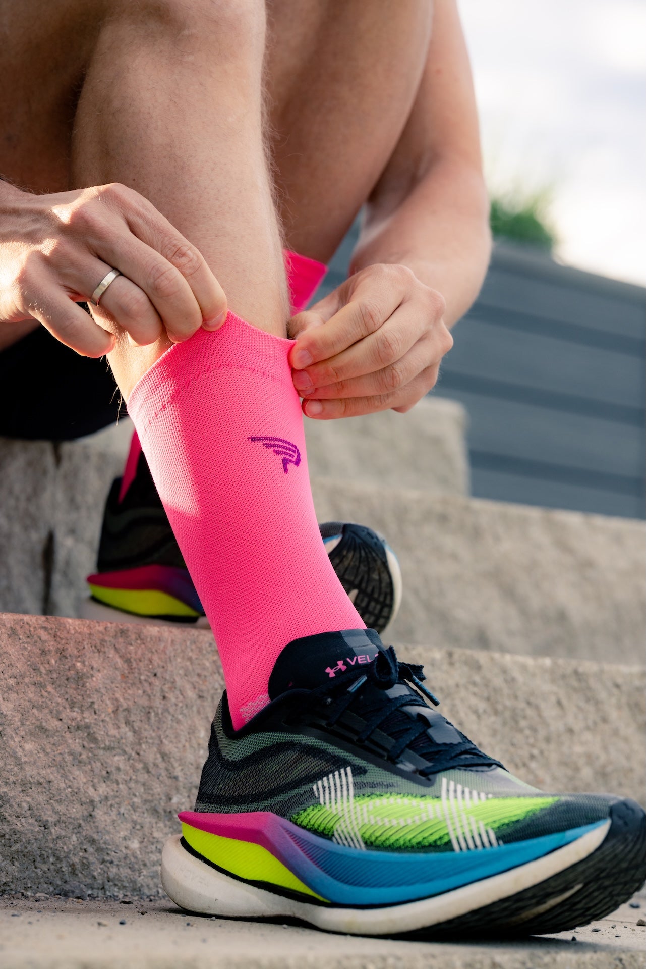 Perun Pure Pink čarape za trčanje neon roze minimalističke